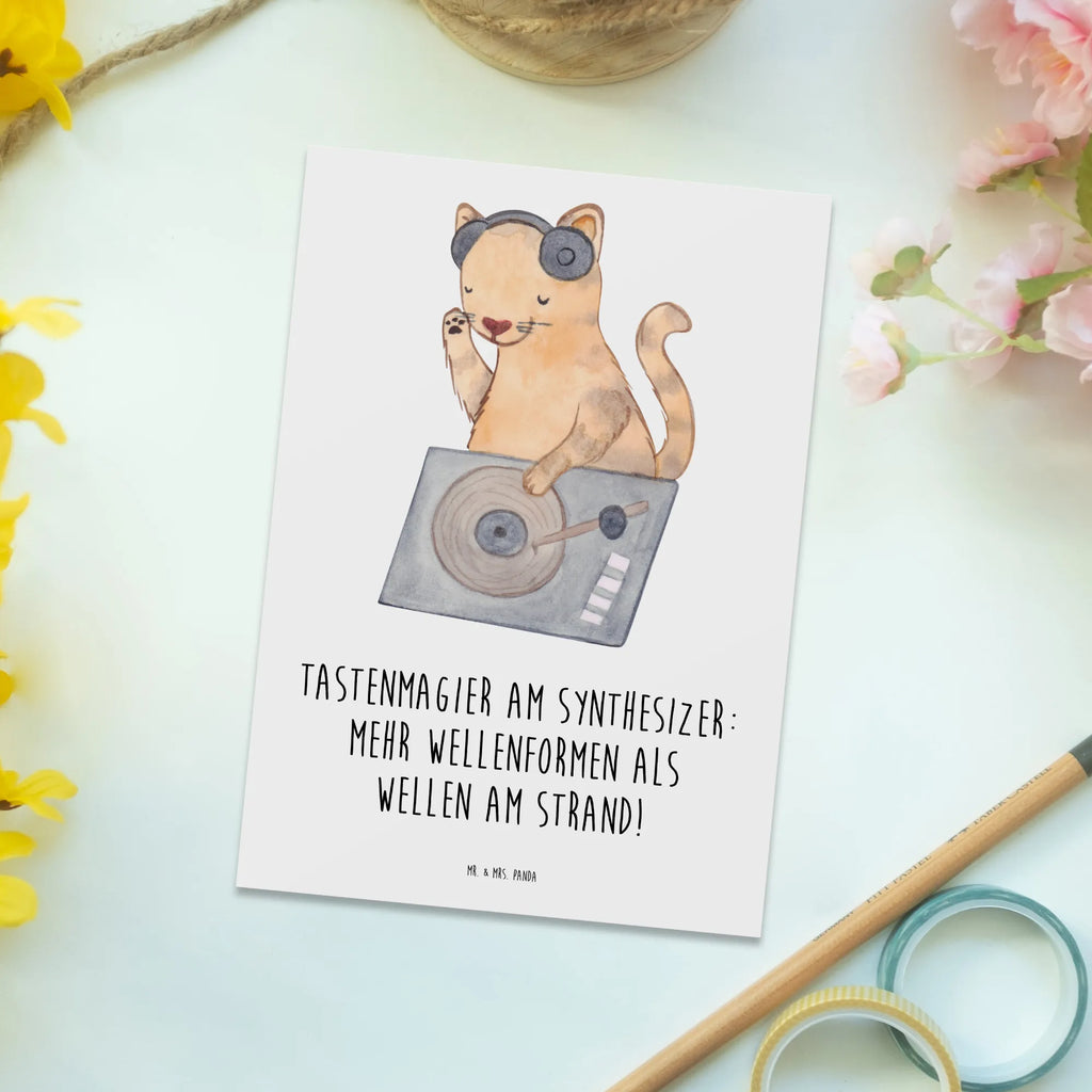 Postcard Tastenmagier am Synthesizer: Mehr Wellenformen als Wellen am Strand! Postkarte, Ansichtskarten, Karte, Einladung Geburtstag, Einladungskarte, Einladungskarten Geburtstag, Geburtstagskarte, Einladung, Ansichtskarte, Grußkarte, Dankeskarte, Geschenkkarte, Instrumente, Geschenke Musiker, Musikliebhaber