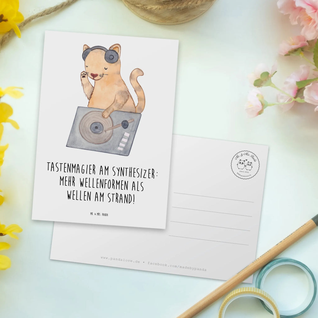 Postcard Tastenmagier am Synthesizer: Mehr Wellenformen als Wellen am Strand! Postkarte, Ansichtskarten, Karte, Einladung Geburtstag, Einladungskarte, Einladungskarten Geburtstag, Geburtstagskarte, Einladung, Ansichtskarte, Grußkarte, Dankeskarte, Geschenkkarte, Instrumente, Geschenke Musiker, Musikliebhaber