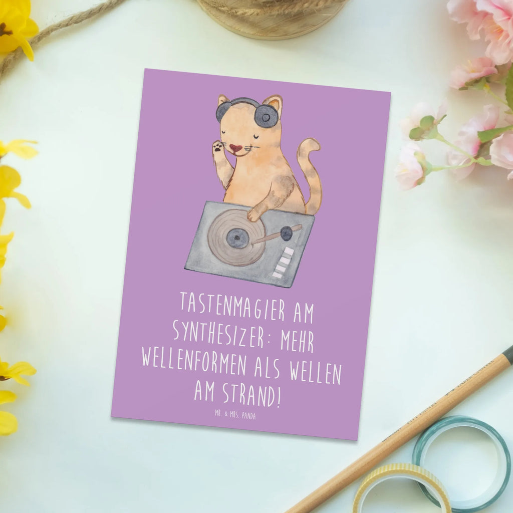 Postcard Tastenmagier am Synthesizer: Mehr Wellenformen als Wellen am Strand! Postkarte, Ansichtskarten, Karte, Einladung Geburtstag, Einladungskarte, Einladungskarten Geburtstag, Geburtstagskarte, Einladung, Ansichtskarte, Grußkarte, Dankeskarte, Geschenkkarte, Instrumente, Geschenke Musiker, Musikliebhaber