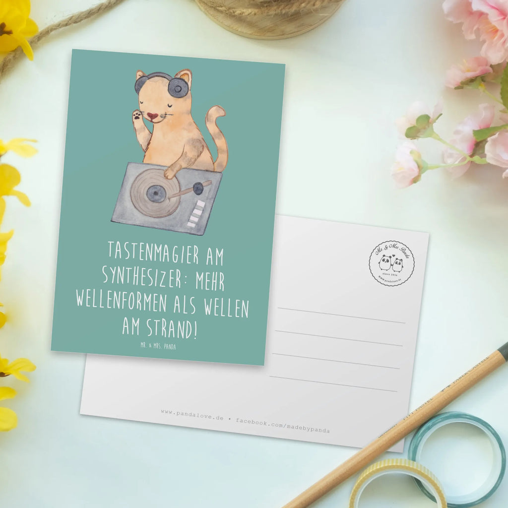 Postcard Tastenmagier am Synthesizer: Mehr Wellenformen als Wellen am Strand! Postkarte, Ansichtskarten, Karte, Einladung Geburtstag, Einladungskarte, Einladungskarten Geburtstag, Geburtstagskarte, Einladung, Ansichtskarte, Grußkarte, Dankeskarte, Geschenkkarte, Instrumente, Geschenke Musiker, Musikliebhaber