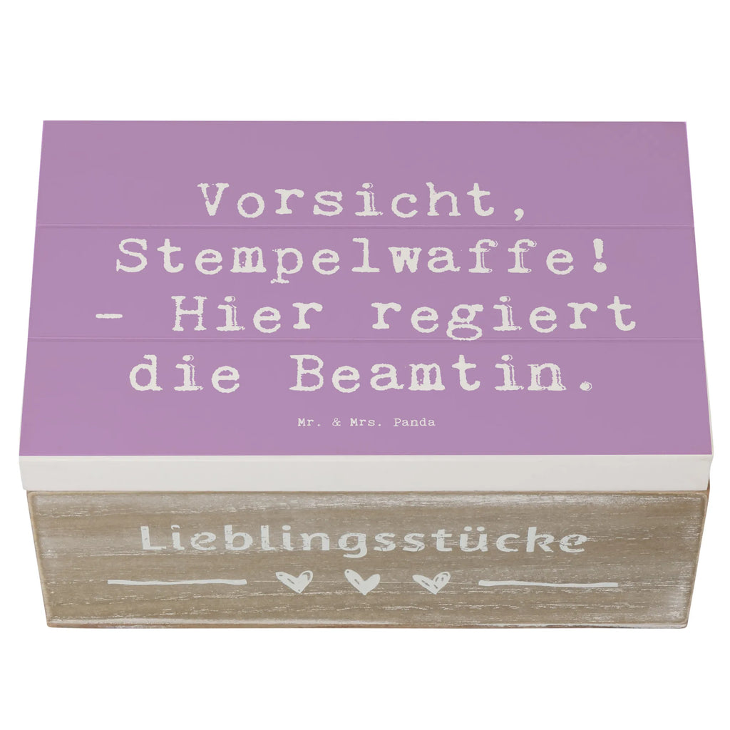 Holzkiste Spruch Beamtin Stempelwaffe Aufbewahrungsbox, Geschenkdose, Truhe, Geschenkbox, Kiste, XXL, Schatzkiste, Holzkiste, Erinnerungskiste, Erinnerungsbox, Dekokiste, Schatulle, Beruf, Ausbildung, Jubiläum, Abschied, Rente, Kollege, Kollegin, Geschenk, Schenken, Arbeitskollege, Mitarbeiter, Firma, Danke, Dankeschön