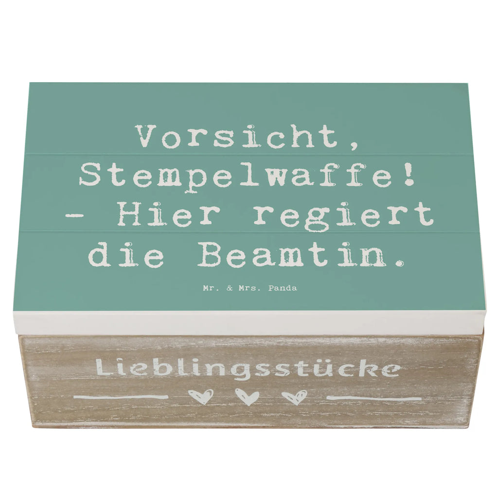 Holzkiste Spruch Beamtin Stempelwaffe Aufbewahrungsbox, Geschenkdose, Truhe, Geschenkbox, Kiste, XXL, Schatzkiste, Holzkiste, Erinnerungskiste, Erinnerungsbox, Dekokiste, Schatulle, Beruf, Ausbildung, Jubiläum, Abschied, Rente, Kollege, Kollegin, Geschenk, Schenken, Arbeitskollege, Mitarbeiter, Firma, Danke, Dankeschön
