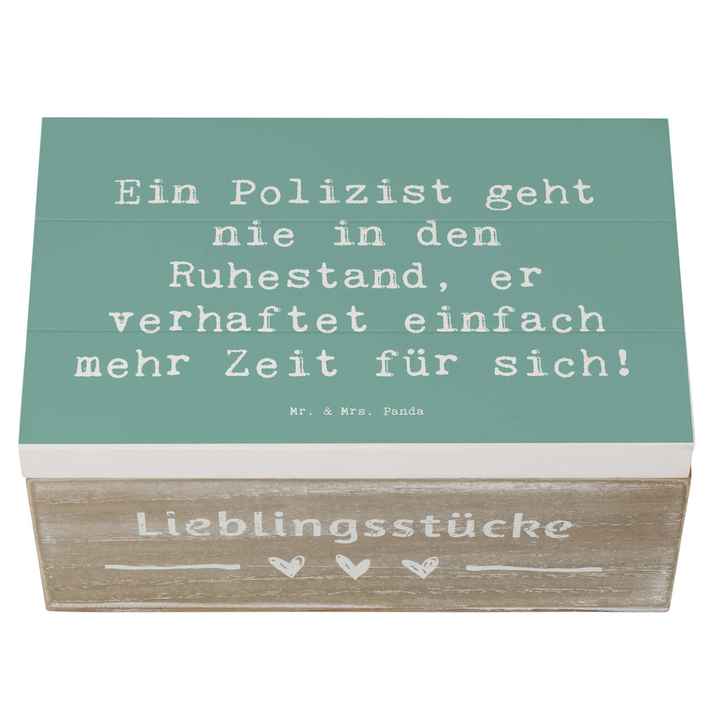 Wooden chest Saying Ein Polizist geht nie in den Ruhestand, er verhaftet einfach mehr Zeit für sich! Dekokiste, Geschenkbox, Holzkiste, Aufbewahrungsbox, Geschenkdose, Kiste, Schatulle, Truhe, XXL, Erinnerungskiste, Schatzkiste, Erinnerungsbox, Beruf, Ausbildung, Jubiläum, Abschied, Rente, Kollege, Kollegin, Geschenk, Schenken, Arbeitskollege, Mitarbeiter, Firma, Danke, Dankeschön