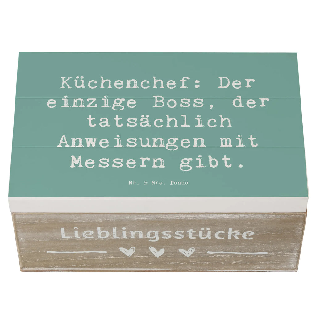 Holzkiste Spruch Küchenchef: Der einzige Boss, der tatsächlich Anweisungen mit Messern gibt. aufbewahrungskisten, holzschachtel, aufbewahrungskiste mit deckel, Aufbewahrungsbox Holz, Holztruhe, aufbewahrungstruhe, box holz, Aufbewahrungsbox aus Holz, Holzkiste mit Deckel, Holzbox mit Deckel, Box aus Holz, Aufbewahrungskiste, kiste holz, Holzkiste, Holzboxen, holztruhen, holzschatulle, Aufbewahrungsbox, truhe holz, holzkästchen, Schatulle, Holzbox, aufbewahrungsboxen, Holzkisten, Holz Aufbewahrungsbox, Geschenk, Danke, Dankeschön, Schenken, Beruf, Ausbildung, Abschied, Rente, Kollege, Kollegin, Arbeitskollege, Mitarbeiter, Jubiläum, Firma