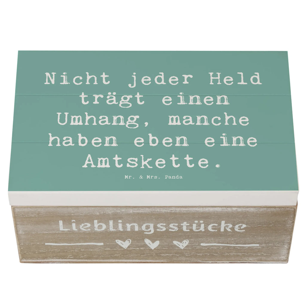 Wooden chest Saying Nicht jeder Held trägt einen Umhang, manche haben eben eine Amtskette. XXL, Geschenkbox, Erinnerungsbox, Kiste, Schatzkiste, Holzkiste, Dekokiste, Geschenkdose, Aufbewahrungsbox, Truhe, Schatulle, Erinnerungskiste, Beruf, Ausbildung, Jubiläum, Abschied, Rente, Kollege, Kollegin, Geschenk, Schenken, Arbeitskollege, Mitarbeiter, Firma, Danke, Dankeschön