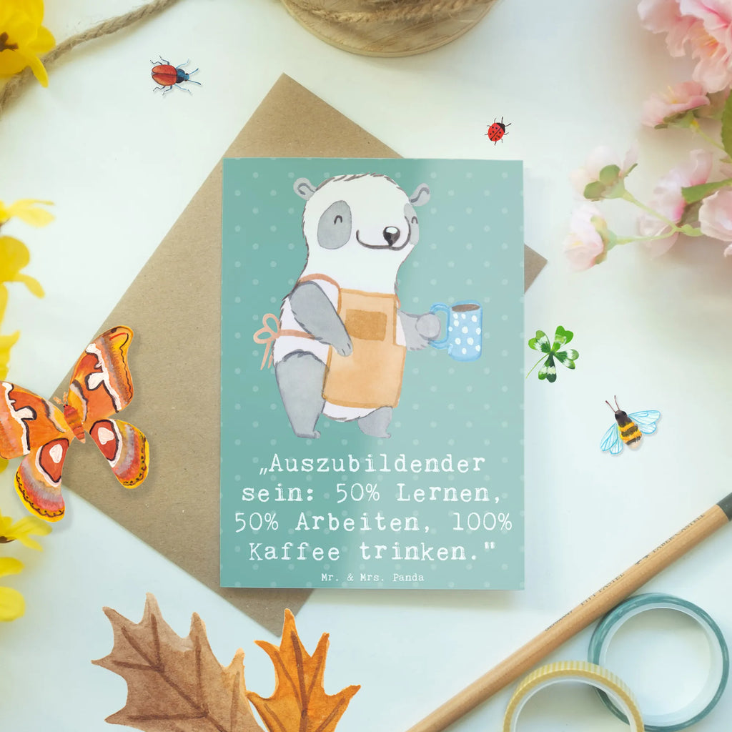 Greetings card „Auszubildender sein: 50% Lernen, 50% Arbeiten, 100% Kaffee trinken.“ Einladungskarte, Geburtstagskarte, Glückwunschkarte, Ansichtskarten, Karte, Klappkarte, Hochzeitskarte, Grußkarte, Beruf, Ausbildung, Jubiläum, Abschied, Rente, Kollege, Kollegin, Geschenk, Schenken, Arbeitskollege, Mitarbeiter, Firma, Danke, Dankeschön