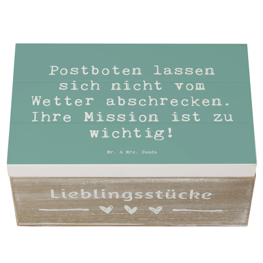Wooden chest Saying Postboten lassen sich nicht vom Wetter abschrecken. Ihre Mission ist zu wichtig! Schatulle, Aufbewahrungsbox aus Holz, Holzbox, Holzkiste, Holzkiste mit Deckel, Aufbewahrungskiste, Aufbewahrungsbox, Aufbewahrungsbox Holz, holzkästchen, holztruhen, Holzbox mit Deckel, aufbewahrungskisten, Holz Aufbewahrungsbox, aufbewahrungsboxen, Holzkisten, holzschachtel, Box aus Holz, kiste holz, aufbewahrungskiste mit deckel, aufbewahrungstruhe, box holz, Holztruhe, Holzboxen, holzschatulle, truhe holz, Geschenk, Danke, Dankeschön, Schenken, Beruf, Ausbildung, Abschied, Rente, Kollege, Kollegin, Arbeitskollege, Mitarbeiter, Jubiläum, Firma
