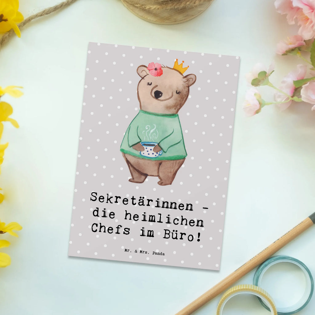 Postcard Sekretärinnen - die heimlichen Chefs im Büro! spruchkarte, Postkarten, bildkarte, Grußkarte, Fotokarte, kunstkarte, Ansichtskarte, Postkarte, Kunstkarten, Ansichtskarten, Designkarte, einzelkarte, Motivkarte, Jubiläum, Danke, Kollegin, Arbeitskollege, Mitarbeiter, Firma, Rente, Kollege, Schenken, Beruf, Abschied, Ausbildung, Geschenk, Dankeschön