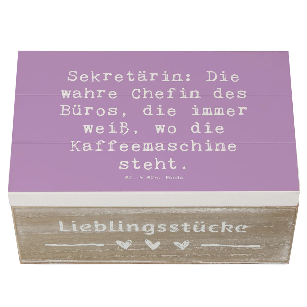 Holzkiste Spruch Sekretärin: Die wahre Chefin des Büros, die immer weiß, wo die Kaffeemaschine steht. Erinnerungsbox, XXL, Geschenkbox, Schatzkiste, Erinnerungskiste, Aufbewahrungsbox, Truhe, Dekokiste, Kiste, Schatulle, Holzkiste, Geschenkdose, Beruf, Ausbildung, Jubiläum, Abschied, Rente, Kollege, Kollegin, Geschenk, Schenken, Arbeitskollege, Mitarbeiter, Firma, Danke, Dankeschön