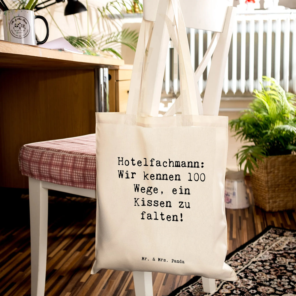 Tote bag Saying Hotelfachmann: Wir kennen 100 Wege, ein Kissen zu falten! Beuteltasche, Beutel, Einkaufstasche, Jutebeutel, Stoffbeutel, Tasche, Shopper, Umhängetasche, Strandtasche, Schultertasche, Stofftasche, Tragetasche, Badetasche, Jutetasche, Einkaufstüte, Laptoptasche, Beruf, Ausbildung, Jubiläum, Abschied, Rente, Kollege, Kollegin, Geschenk, Schenken, Arbeitskollege, Mitarbeiter, Firma, Danke, Dankeschön