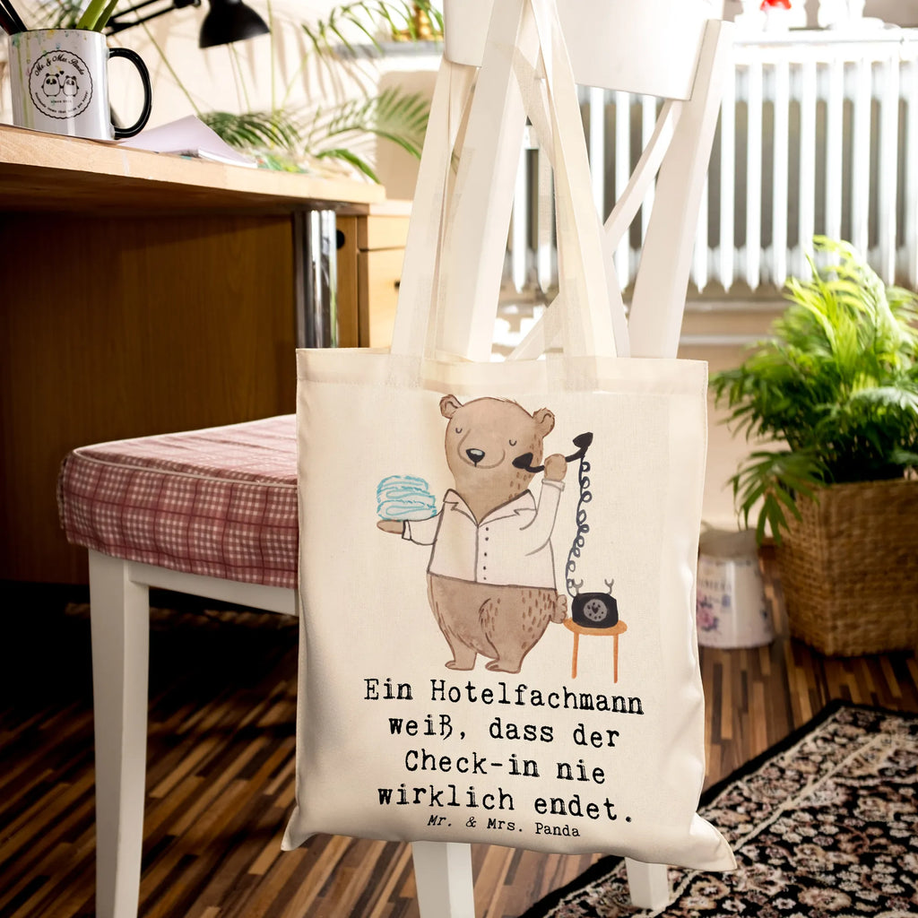 Tote bag Ein Hotelfachmann weiß, dass der Check-in nie wirklich endet. Schultertasche, Beutel, Tragetasche, Strandtasche, Stoffbeutel, Jutebeutel, Tasche, Umhängetasche, Stofftasche, Badetasche, Shopper, Beuteltasche, Einkaufstasche, Einkaufstüte, Jutetasche, Laptoptasche, Beruf, Ausbildung, Jubiläum, Abschied, Rente, Kollege, Kollegin, Geschenk, Schenken, Arbeitskollege, Mitarbeiter, Firma, Danke, Dankeschön
