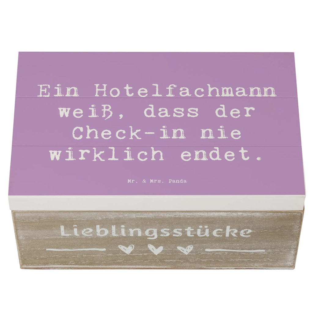 Wooden chest Saying Ein Hotelfachmann weiß, dass der Check-in nie wirklich endet. XXL, Erinnerungsbox, Dekokiste, Truhe, Holzkiste, Schatzkiste, Aufbewahrungsbox, Schatulle, Geschenkdose, Kiste, Erinnerungskiste, Geschenkbox, Beruf, Ausbildung, Jubiläum, Abschied, Rente, Kollege, Kollegin, Geschenk, Schenken, Arbeitskollege, Mitarbeiter, Firma, Danke, Dankeschön