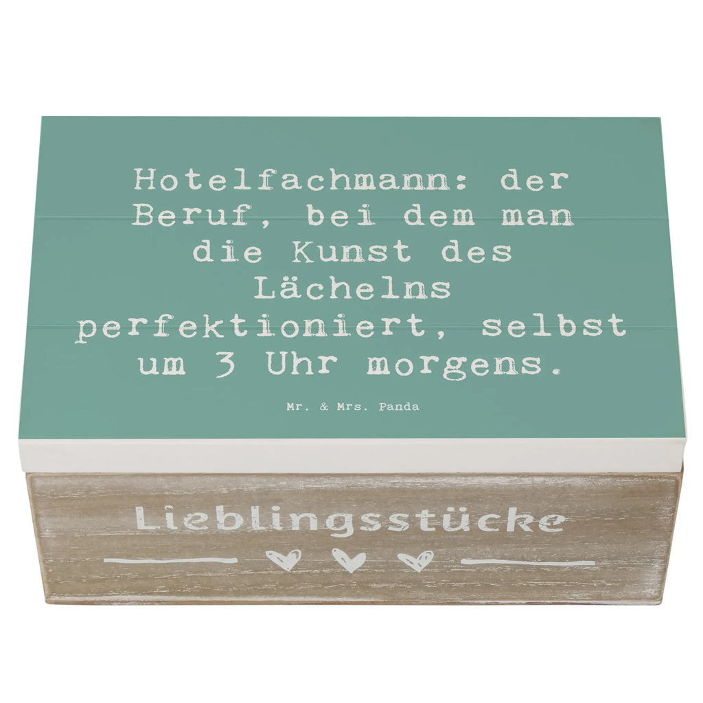 Holzkiste Spruch Hotelfachmann: der Beruf, bei dem man die Kunst des Lächelns perfektioniert, selbst um 3 Uhr morgens. Erinnerungsbox, Schatzkiste, Kiste, Geschenkdose, Truhe, XXL, Erinnerungskiste, Aufbewahrungsbox, Holzkiste, Dekokiste, Geschenkbox, Schatulle, Beruf, Ausbildung, Jubiläum, Abschied, Rente, Kollege, Kollegin, Geschenk, Schenken, Arbeitskollege, Mitarbeiter, Firma, Danke, Dankeschön