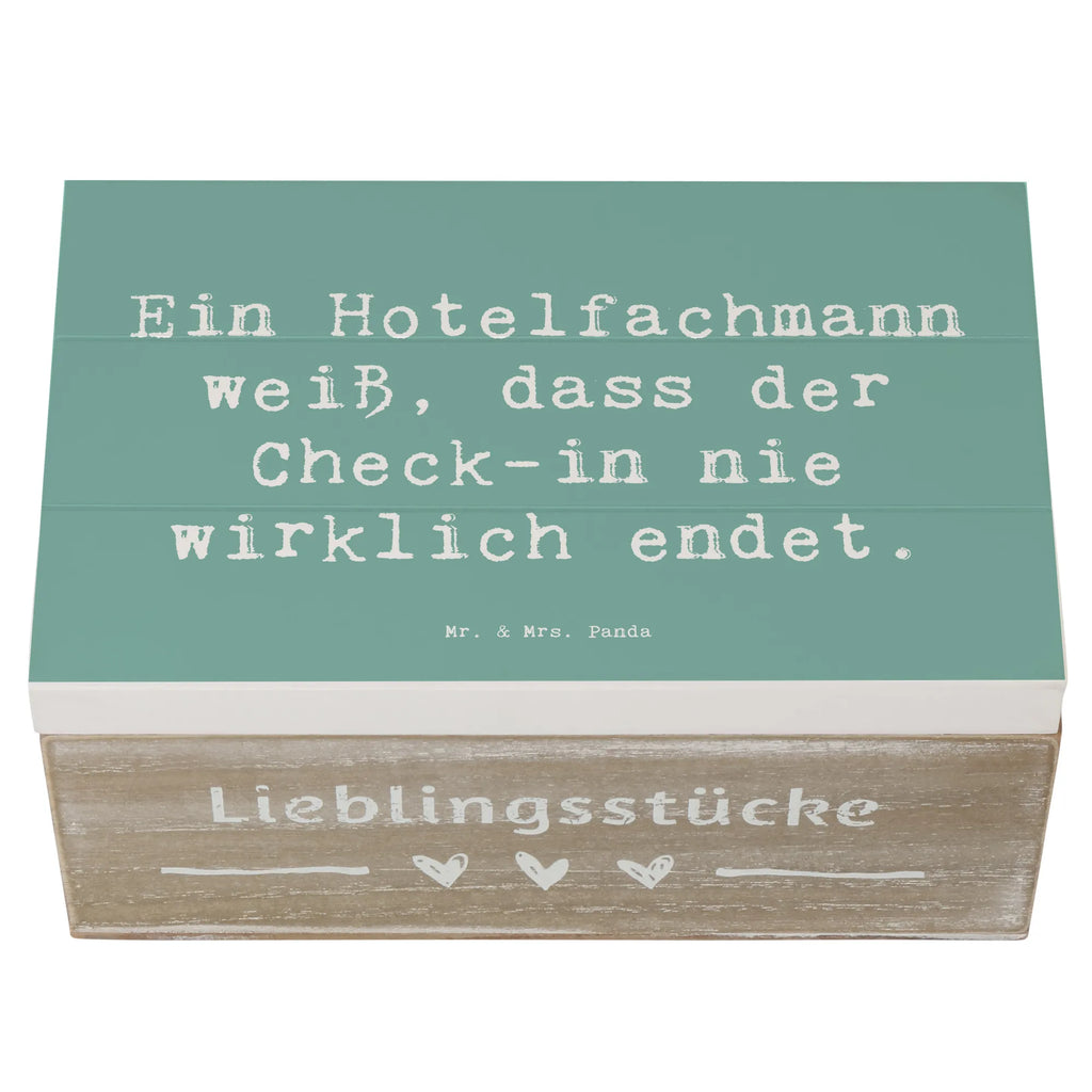 Wooden chest Saying Ein Hotelfachmann weiß, dass der Check-in nie wirklich endet. XXL, Erinnerungsbox, Dekokiste, Truhe, Holzkiste, Schatzkiste, Aufbewahrungsbox, Schatulle, Geschenkdose, Kiste, Erinnerungskiste, Geschenkbox, Beruf, Ausbildung, Jubiläum, Abschied, Rente, Kollege, Kollegin, Geschenk, Schenken, Arbeitskollege, Mitarbeiter, Firma, Danke, Dankeschön