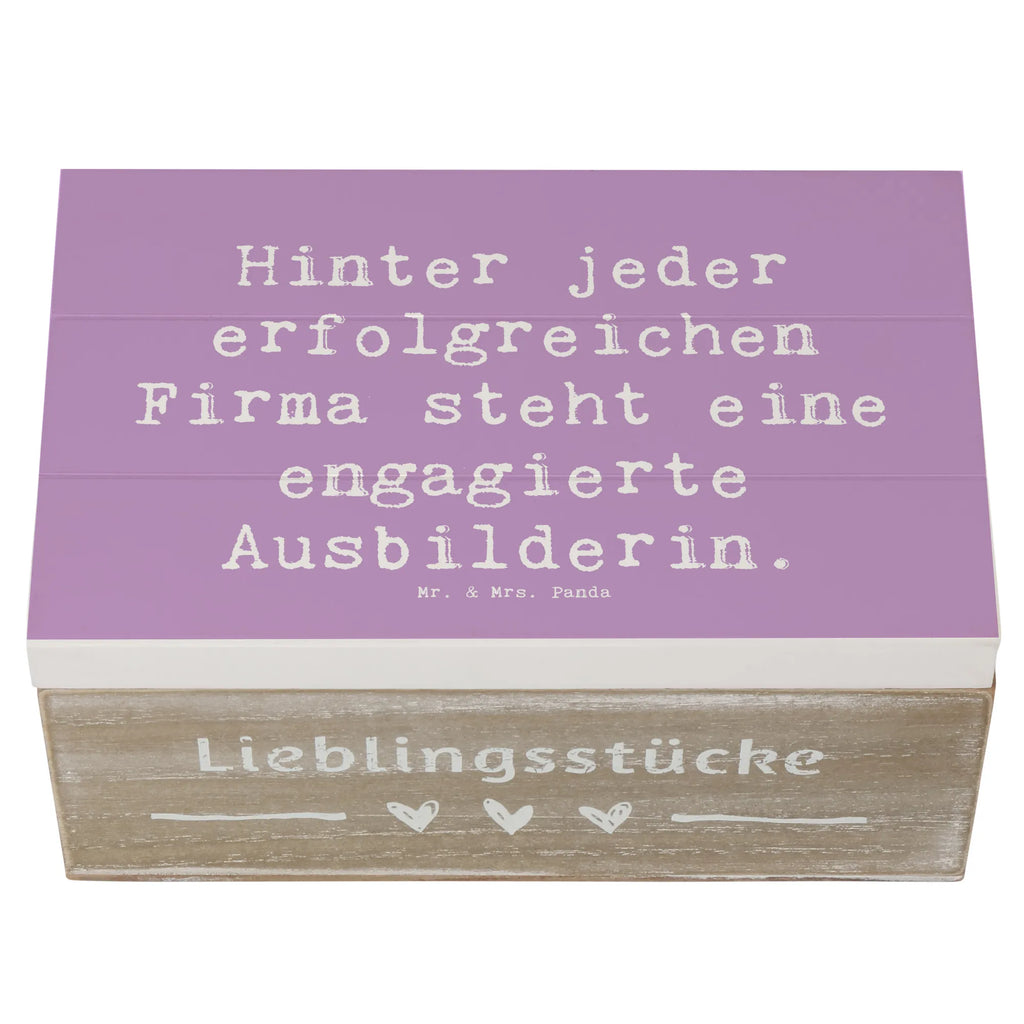 Holzkiste Spruch Hinter jeder erfolgreichen Firma steht eine engagierte Ausbilderin. Truhe, Dekokiste, Erinnerungsbox, Erinnerungskiste, XXL, Aufbewahrungsbox, Geschenkbox, Holzkiste, Kiste, Schatzkiste, Geschenkdose, Schatulle, Beruf, Ausbildung, Jubiläum, Abschied, Rente, Kollege, Kollegin, Geschenk, Schenken, Arbeitskollege, Mitarbeiter, Firma, Danke, Dankeschön