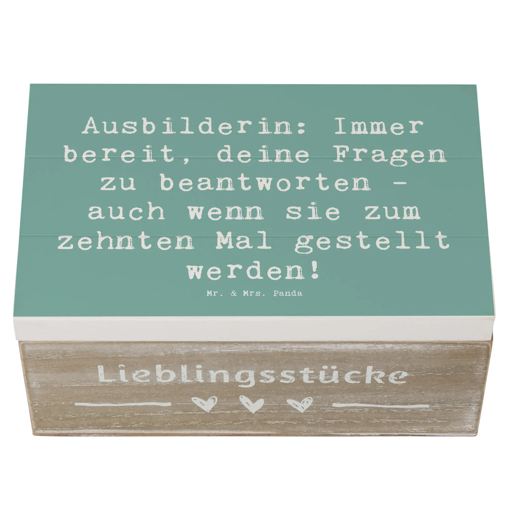 Holzkiste Spruch Ausbilderin: Immer bereit, deine Fragen zu beantworten - auch wenn sie zum zehnten Mal gestellt werden! Schatulle, aufbewahrungstruhe, Holzkisten, Holz Aufbewahrungsbox, holzkästchen, Holzkiste mit Deckel, Holztruhe, Aufbewahrungsbox aus Holz, box holz, holzschatulle, Aufbewahrungsbox, Box aus Holz, holzschachtel, Holzbox mit Deckel, Holzbox, Holzboxen, truhe holz, Holzkiste, aufbewahrungskiste mit deckel, aufbewahrungsboxen, Aufbewahrungskiste, Aufbewahrungsbox Holz, aufbewahrungskisten, holztruhen, kiste holz, Geschenk, Danke, Dankeschön, Schenken, Beruf, Ausbildung, Abschied, Rente, Kollege, Kollegin, Arbeitskollege, Mitarbeiter, Jubiläum, Firma