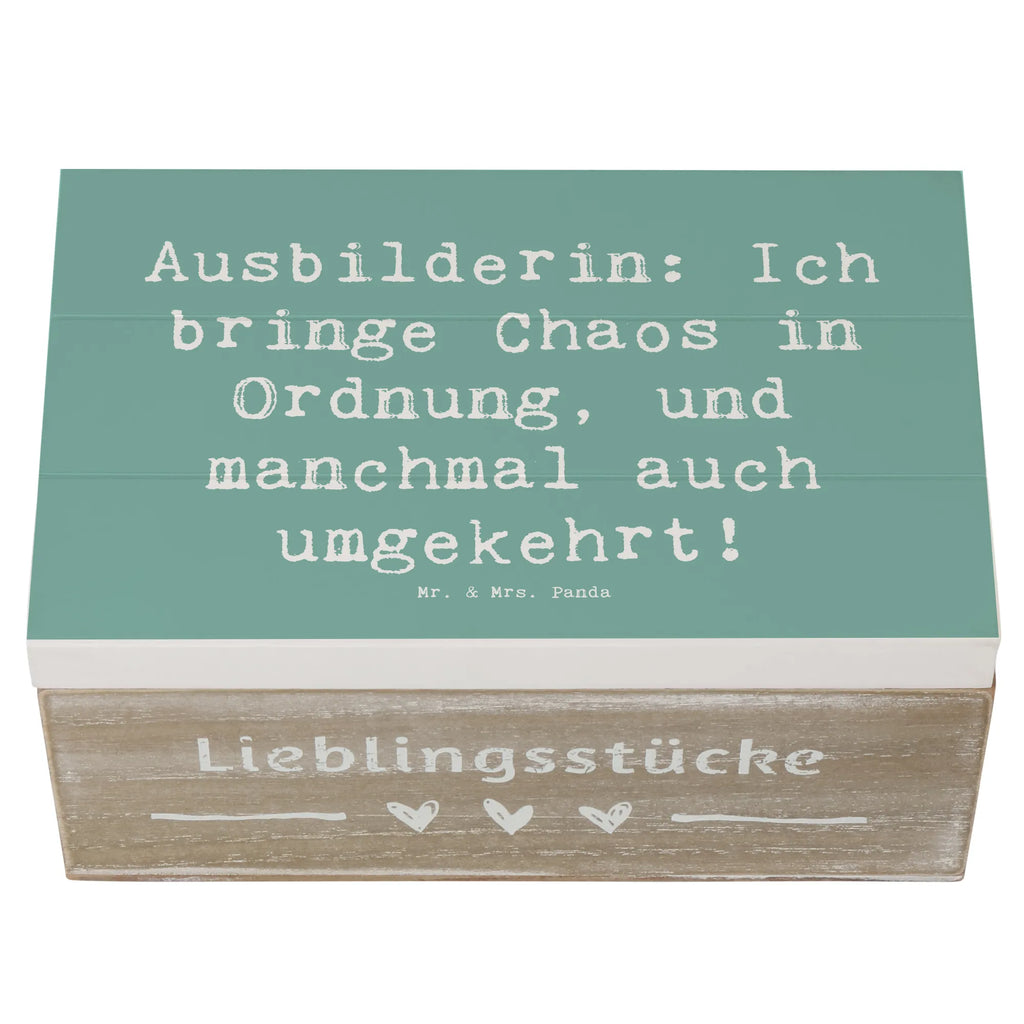 Holzkiste Spruch Ausbilderin: Ich bringe Chaos in Ordnung, und manchmal auch umgekehrt! kiste holz, holztruhen, Schatulle, truhe holz, Holzbox mit Deckel, Holzboxen, aufbewahrungskisten, Holzkisten, Holz Aufbewahrungsbox, box holz, holzschatulle, aufbewahrungstruhe, Holzbox, aufbewahrungskiste mit deckel, holzschachtel, holzkästchen, Holztruhe, Aufbewahrungsbox Holz, Holzkiste mit Deckel, Box aus Holz, Aufbewahrungsbox, Holzkiste, Aufbewahrungsbox aus Holz, Aufbewahrungskiste, aufbewahrungsboxen, Geschenk, Danke, Dankeschön, Schenken, Beruf, Ausbildung, Abschied, Rente, Kollege, Kollegin, Arbeitskollege, Mitarbeiter, Jubiläum, Firma