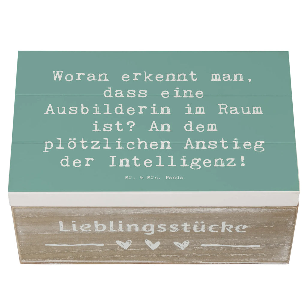 Holzkiste Spruch Woran erkennt man, dass eine Ausbilderin im Raum ist? An dem plötzlichen Anstieg der Intelligenz! Erinnerungskiste, Geschenkdose, Schatzkiste, Truhe, Dekokiste, Holzkiste, Geschenkbox, XXL, Schatulle, Kiste, Erinnerungsbox, Aufbewahrungsbox, Beruf, Ausbildung, Jubiläum, Abschied, Rente, Kollege, Kollegin, Geschenk, Schenken, Arbeitskollege, Mitarbeiter, Firma, Danke, Dankeschön