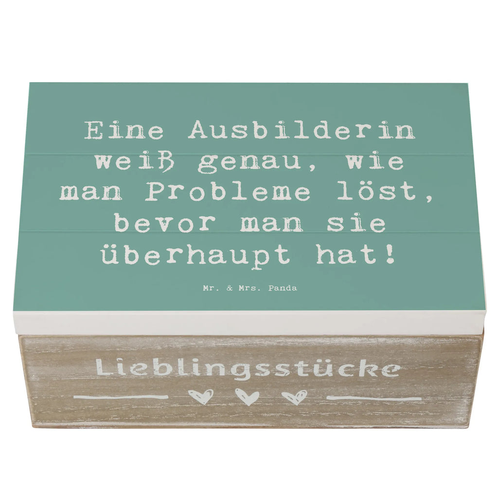 Holzkiste Spruch Eine Ausbilderin weiß genau, wie man Probleme löst, bevor man sie überhaupt hat! Schatzkiste, Erinnerungsbox, Holzkiste, Kiste, XXL, Erinnerungskiste, Geschenkdose, Schatulle, Truhe, Aufbewahrungsbox, Dekokiste, Geschenkbox, Beruf, Ausbildung, Jubiläum, Abschied, Rente, Kollege, Kollegin, Geschenk, Schenken, Arbeitskollege, Mitarbeiter, Firma, Danke, Dankeschön