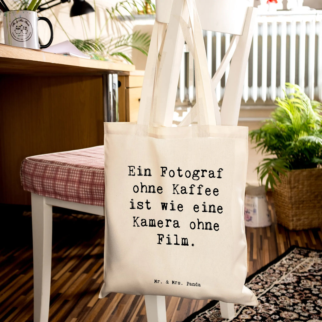 Tragetasche Spruch Ein Fotograf ohne Kaffee ist wie eine Kamera ohne Film. Beuteltasche, Beutel, Stoffbeutel, Stofftasche, Tasche, Badetasche, Jutebeutel, Shopper, Jutetasche, Laptoptasche, Strandtasche, Tragetasche, Einkaufstüte, Schultertasche, Einkaufstasche, Umhängetasche, Beruf, Ausbildung, Jubiläum, Abschied, Rente, Kollege, Kollegin, Geschenk, Schenken, Arbeitskollege, Mitarbeiter, Firma, Danke, Dankeschön