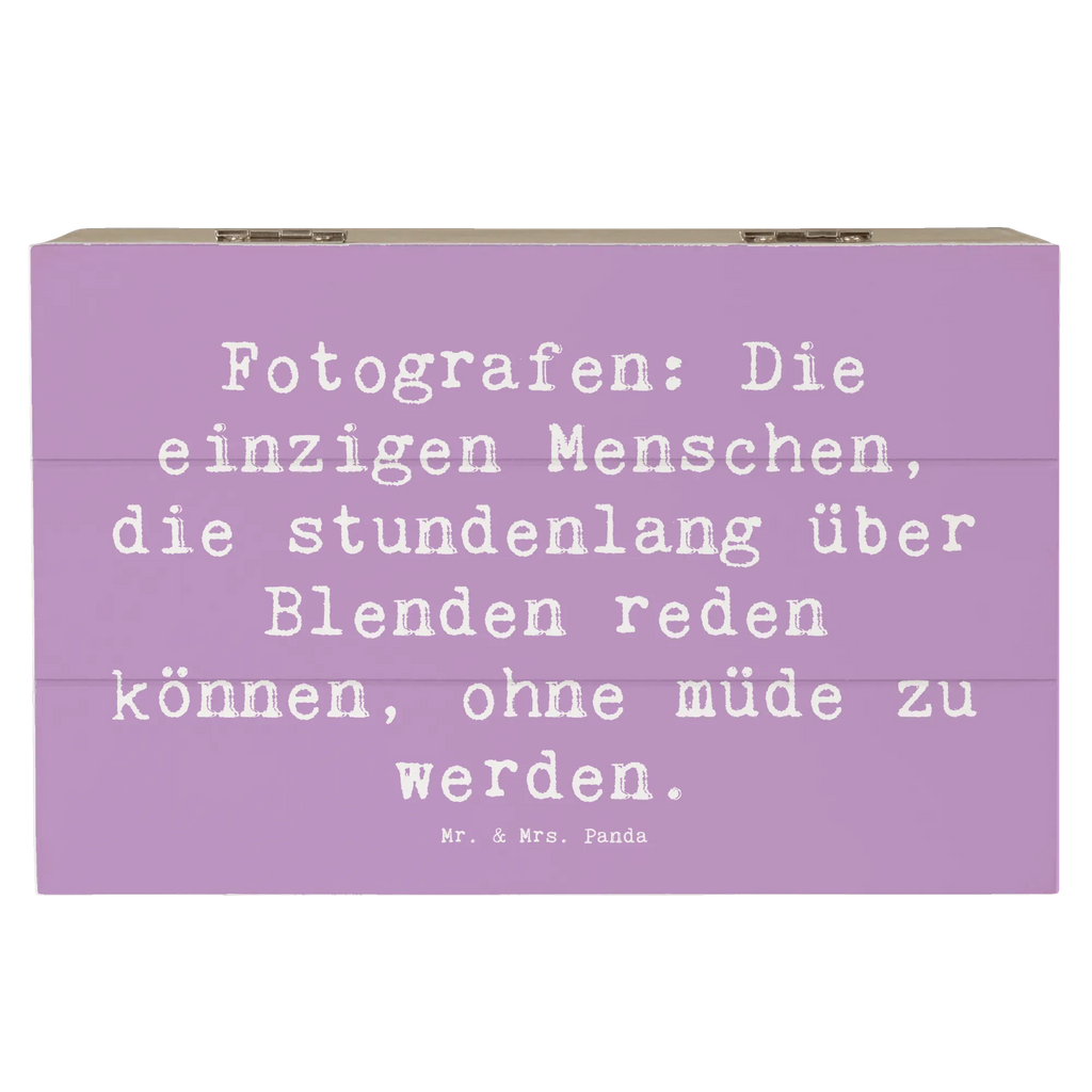 Holzkiste Spruch Fotografen: Die einzigen Menschen, die stundenlang über Blenden reden können, ohne müde zu werden. Dekokiste, Schatzkiste, Truhe, Erinnerungskiste, Geschenkbox, XXL, Geschenkdose, Erinnerungsbox, Kiste, Holzkiste, Aufbewahrungsbox, Schatulle, Beruf, Ausbildung, Jubiläum, Abschied, Rente, Kollege, Kollegin, Geschenk, Schenken, Arbeitskollege, Mitarbeiter, Firma, Danke, Dankeschön