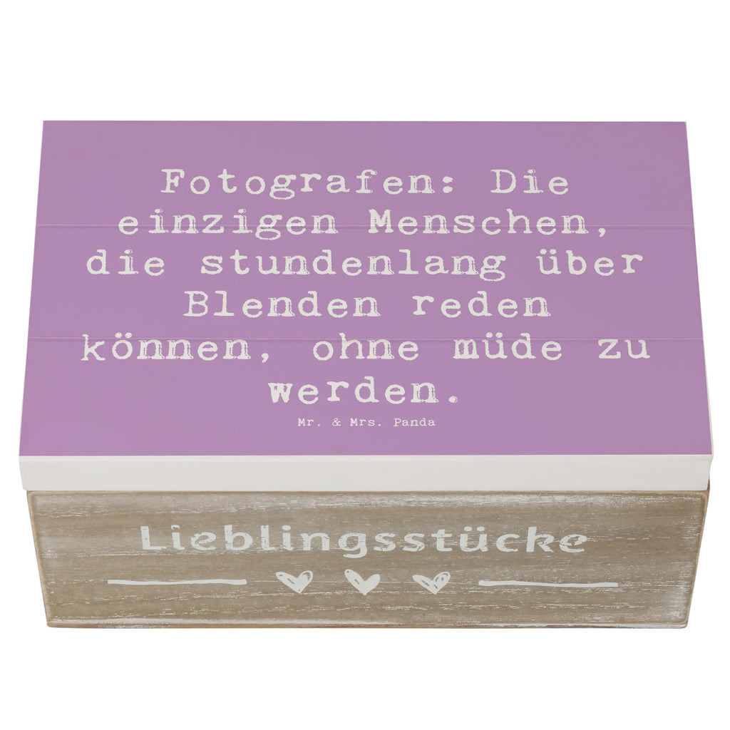 Holzkiste Spruch Fotografen: Die einzigen Menschen, die stundenlang über Blenden reden können, ohne müde zu werden. Dekokiste, Schatzkiste, Truhe, Erinnerungskiste, Geschenkbox, XXL, Geschenkdose, Erinnerungsbox, Kiste, Holzkiste, Aufbewahrungsbox, Schatulle, Beruf, Ausbildung, Jubiläum, Abschied, Rente, Kollege, Kollegin, Geschenk, Schenken, Arbeitskollege, Mitarbeiter, Firma, Danke, Dankeschön