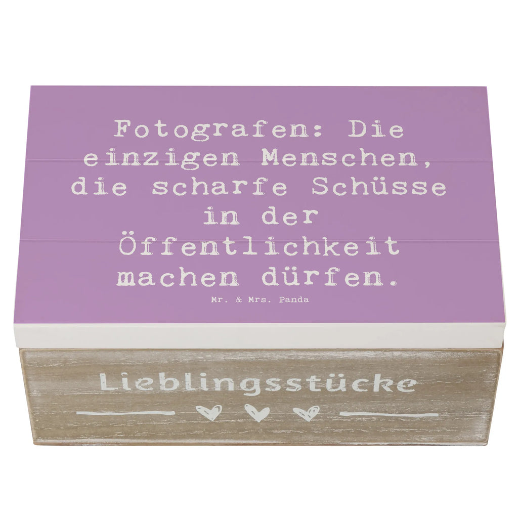 Holzkiste Spruch Fotografen: Die einzigen Menschen, die scharfe Schüsse in der Öffentlichkeit machen dürfen. Kiste, Geschenkdose, Schatulle, Holzkiste, Geschenkbox, Erinnerungskiste, XXL, Schatzkiste, Dekokiste, Truhe, Erinnerungsbox, Aufbewahrungsbox, Beruf, Ausbildung, Jubiläum, Abschied, Rente, Kollege, Kollegin, Geschenk, Schenken, Arbeitskollege, Mitarbeiter, Firma, Danke, Dankeschön