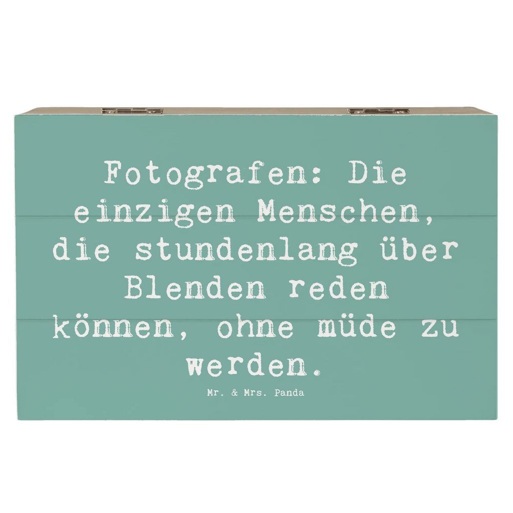 Holzkiste Spruch Fotografen: Die einzigen Menschen, die stundenlang über Blenden reden können, ohne müde zu werden. Dekokiste, Schatzkiste, Truhe, Erinnerungskiste, Geschenkbox, XXL, Geschenkdose, Erinnerungsbox, Kiste, Holzkiste, Aufbewahrungsbox, Schatulle, Beruf, Ausbildung, Jubiläum, Abschied, Rente, Kollege, Kollegin, Geschenk, Schenken, Arbeitskollege, Mitarbeiter, Firma, Danke, Dankeschön