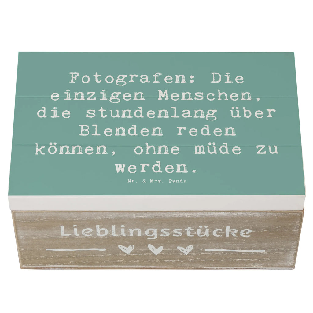 Holzkiste Spruch Fotografen: Die einzigen Menschen, die stundenlang über Blenden reden können, ohne müde zu werden. Dekokiste, Schatzkiste, Truhe, Erinnerungskiste, Geschenkbox, XXL, Geschenkdose, Erinnerungsbox, Kiste, Holzkiste, Aufbewahrungsbox, Schatulle, Beruf, Ausbildung, Jubiläum, Abschied, Rente, Kollege, Kollegin, Geschenk, Schenken, Arbeitskollege, Mitarbeiter, Firma, Danke, Dankeschön
