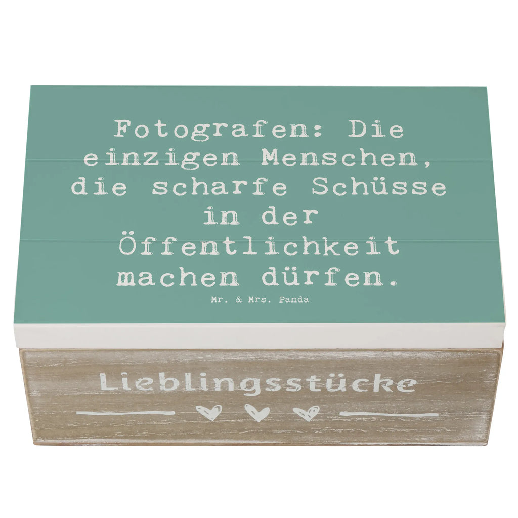 Holzkiste Spruch Fotografen: Die einzigen Menschen, die scharfe Schüsse in der Öffentlichkeit machen dürfen. Kiste, Geschenkdose, Schatulle, Holzkiste, Geschenkbox, Erinnerungskiste, XXL, Schatzkiste, Dekokiste, Truhe, Erinnerungsbox, Aufbewahrungsbox, Beruf, Ausbildung, Jubiläum, Abschied, Rente, Kollege, Kollegin, Geschenk, Schenken, Arbeitskollege, Mitarbeiter, Firma, Danke, Dankeschön