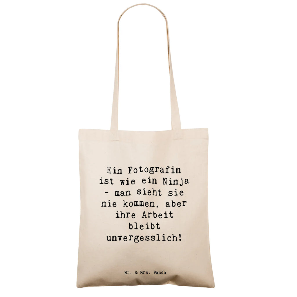 Tote bag Saying Ein Fotografin ist wie ein Ninja - man sieht sie nie kommen, aber ihre Arbeit bleibt unvergesslich! Einkaufstüte, Tragetasche, Tasche, Stofftasche, Schultertasche, Beutel, Jutetasche, Badetasche, Stoffbeutel, Umhängetasche, Einkaufstasche, Jutebeutel, Beuteltasche, Laptoptasche, Strandtasche, Shopper, Beruf, Ausbildung, Jubiläum, Abschied, Rente, Kollege, Kollegin, Geschenk, Schenken, Arbeitskollege, Mitarbeiter, Firma, Danke, Dankeschön