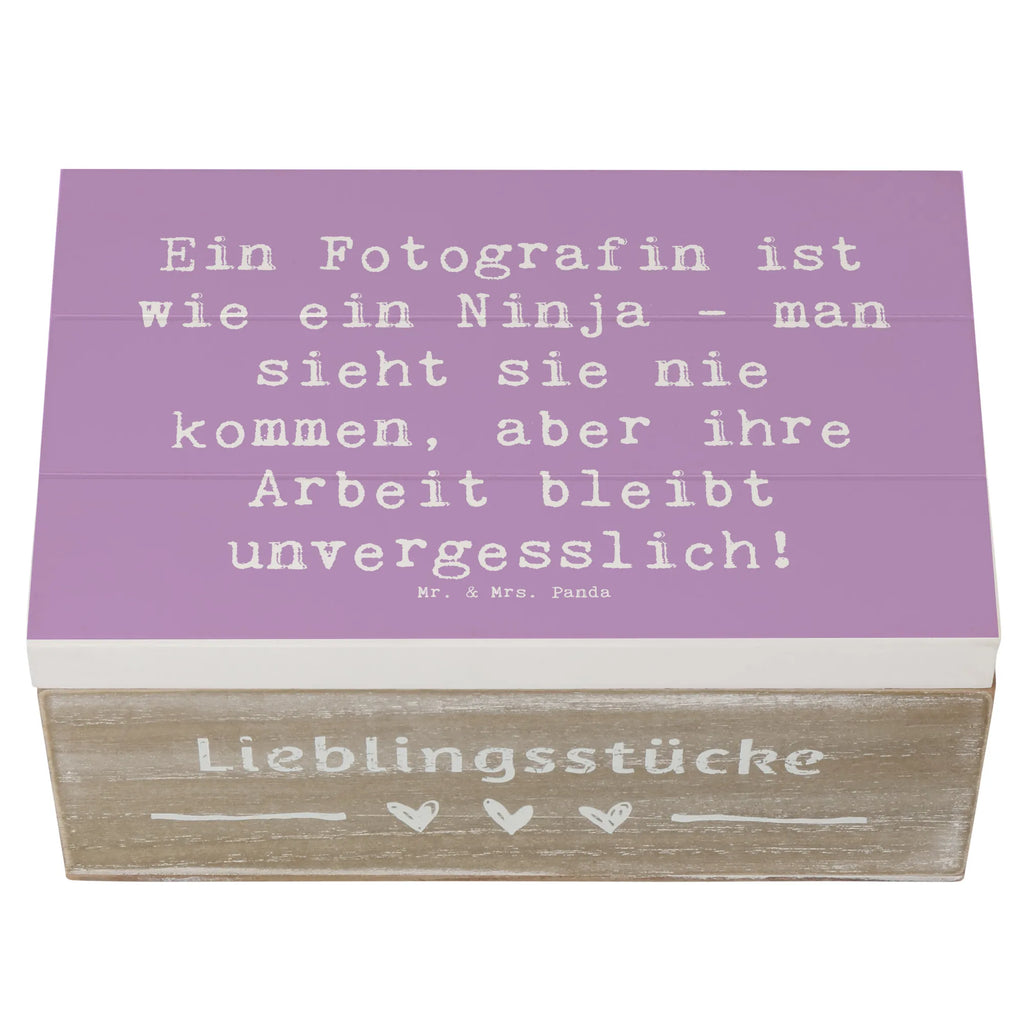 Holzkiste Spruch Ein Fotografin ist wie ein Ninja - man sieht sie nie kommen, aber ihre Arbeit bleibt unvergesslich! Holzkiste, truhe holz, Holzbox mit Deckel, Aufbewahrungsbox Holz, aufbewahrungstruhe, aufbewahrungsboxen, Schatulle, holzschatulle, Holz Aufbewahrungsbox, holzkästchen, Aufbewahrungskiste, Aufbewahrungsbox, aufbewahrungskisten, Holzboxen, Holzkisten, box holz, kiste holz, holzschachtel, aufbewahrungskiste mit deckel, Box aus Holz, Holztruhe, holztruhen, Holzbox, Holzkiste mit Deckel, Aufbewahrungsbox aus Holz, Schenken, Jubiläum, Firma, Mitarbeiter, Arbeitskollege, Kollegin, Kollege, Rente, Abschied, Ausbildung, Beruf, Dankeschön, Danke, Geschenk