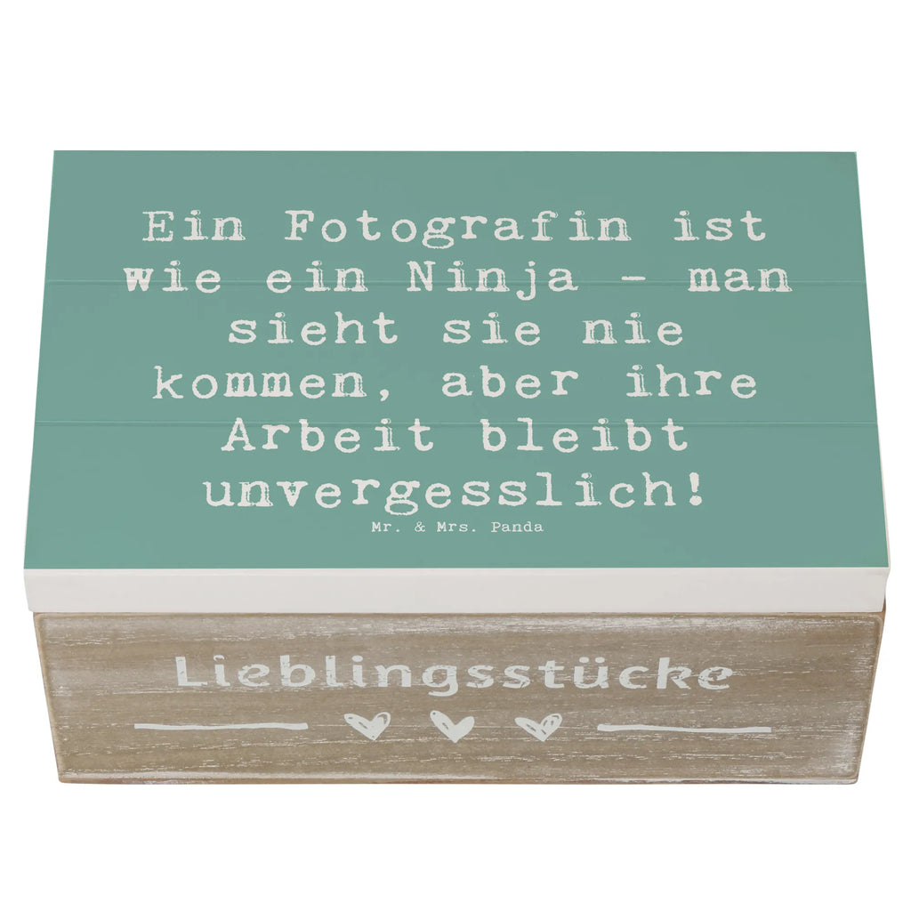 Holzkiste Spruch Ein Fotografin ist wie ein Ninja - man sieht sie nie kommen, aber ihre Arbeit bleibt unvergesslich! Holzkiste, truhe holz, Holzbox mit Deckel, Aufbewahrungsbox Holz, aufbewahrungstruhe, aufbewahrungsboxen, Schatulle, holzschatulle, Holz Aufbewahrungsbox, holzkästchen, Aufbewahrungskiste, Aufbewahrungsbox, aufbewahrungskisten, Holzboxen, Holzkisten, box holz, kiste holz, holzschachtel, aufbewahrungskiste mit deckel, Box aus Holz, Holztruhe, holztruhen, Holzbox, Holzkiste mit Deckel, Aufbewahrungsbox aus Holz, Schenken, Jubiläum, Firma, Mitarbeiter, Arbeitskollege, Kollegin, Kollege, Rente, Abschied, Ausbildung, Beruf, Dankeschön, Danke, Geschenk