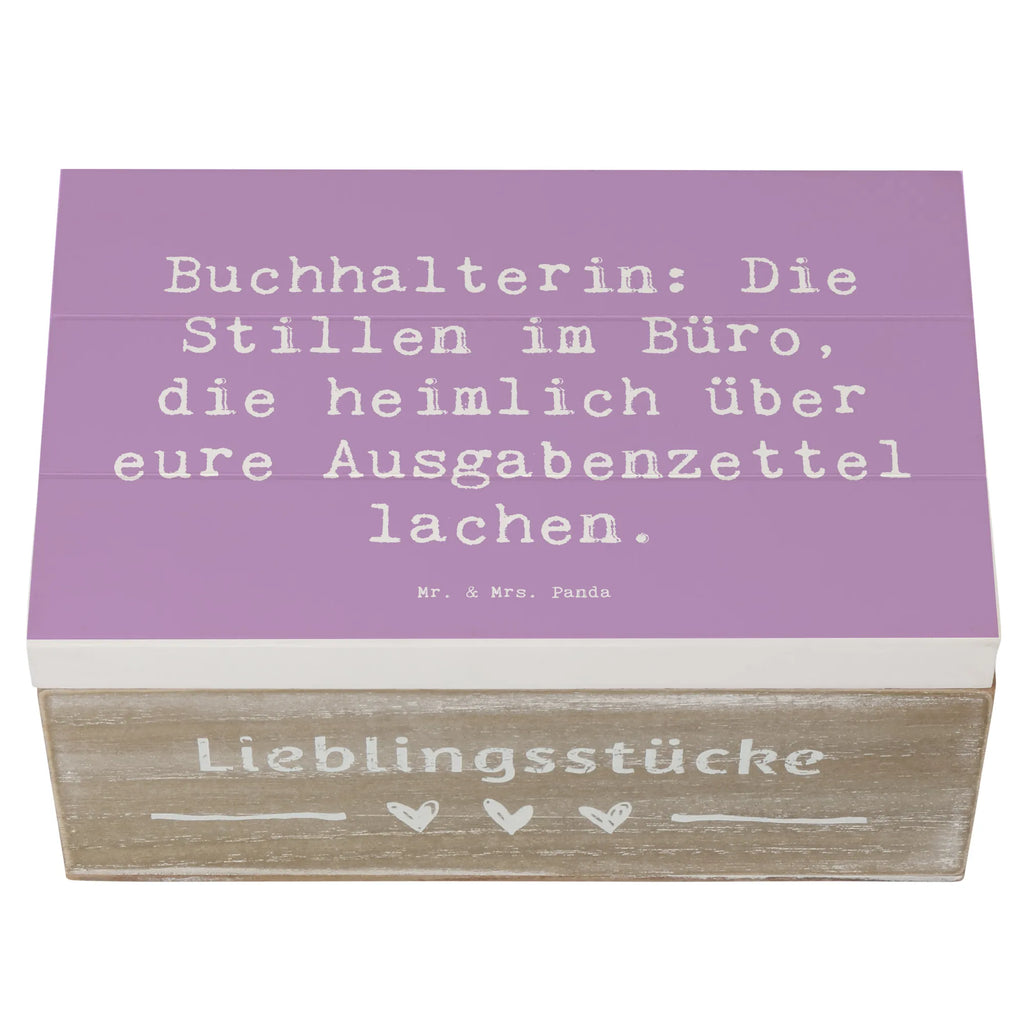 Holzkiste Spruch Buchhalterin: Die Stillen im Büro, die heimlich über eure Ausgabenzettel lachen. Aufbewahrungsbox, Geschenkdose, Geschenkbox, Schatzkiste, Schatulle, Erinnerungskiste, Truhe, XXL, Erinnerungsbox, Holzkiste, Dekokiste, Kiste, Beruf, Ausbildung, Jubiläum, Abschied, Rente, Kollege, Kollegin, Geschenk, Schenken, Arbeitskollege, Mitarbeiter, Firma, Danke, Dankeschön