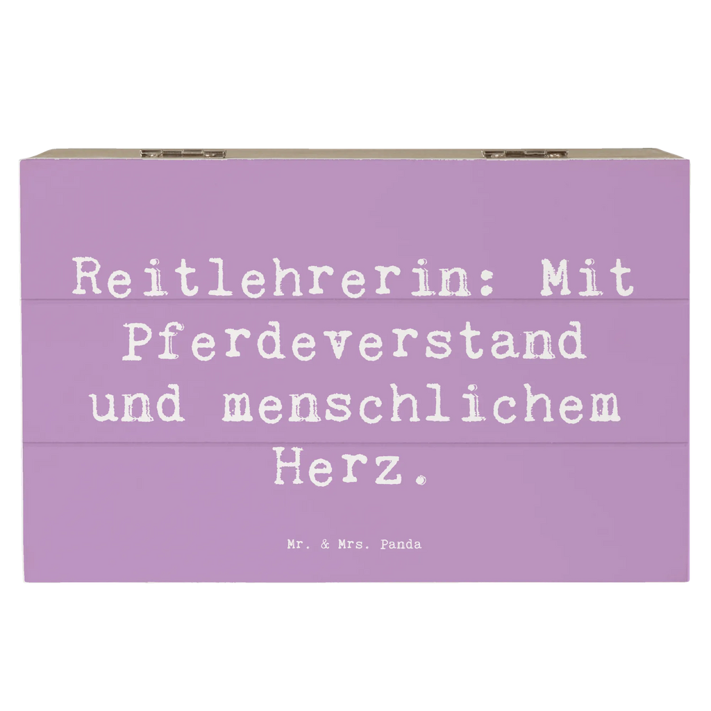 Holzkiste Spruch Reitlehrerin: Mit Pferdeverstand und menschlichem Herz. Erinnerungsbox, XXL, Aufbewahrungsbox, Truhe, Kiste, Geschenkdose, Erinnerungskiste, Geschenkbox, Schatulle, Dekokiste, Holzkiste, Schatzkiste, Beruf, Ausbildung, Jubiläum, Abschied, Rente, Kollege, Kollegin, Geschenk, Schenken, Arbeitskollege, Mitarbeiter, Firma, Danke, Dankeschön