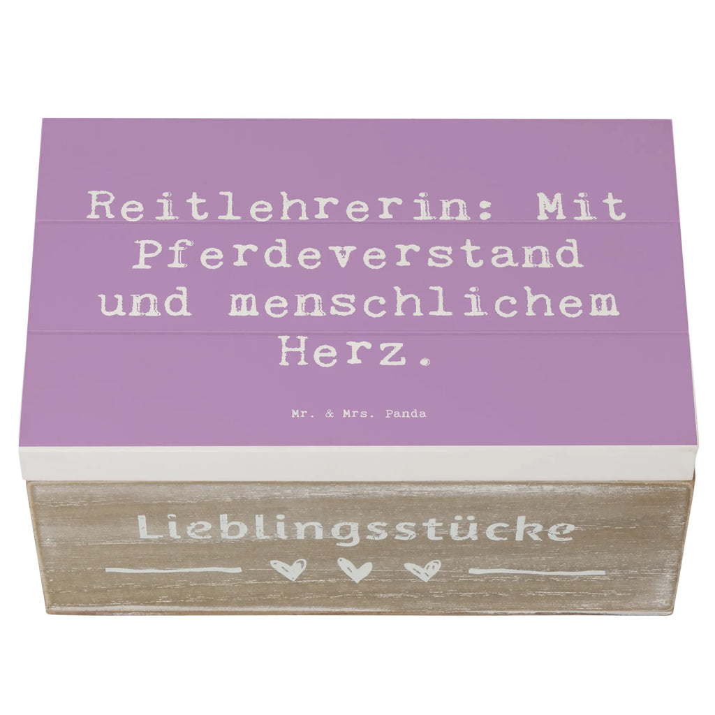 Holzkiste Spruch Reitlehrerin: Mit Pferdeverstand und menschlichem Herz. Erinnerungsbox, XXL, Aufbewahrungsbox, Truhe, Kiste, Geschenkdose, Erinnerungskiste, Geschenkbox, Schatulle, Dekokiste, Holzkiste, Schatzkiste, Beruf, Ausbildung, Jubiläum, Abschied, Rente, Kollege, Kollegin, Geschenk, Schenken, Arbeitskollege, Mitarbeiter, Firma, Danke, Dankeschön