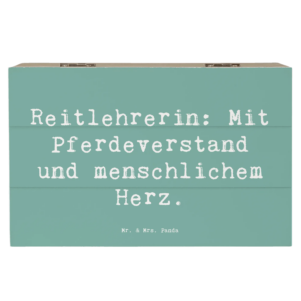 Holzkiste Spruch Reitlehrerin: Mit Pferdeverstand und menschlichem Herz. Erinnerungsbox, XXL, Aufbewahrungsbox, Truhe, Kiste, Geschenkdose, Erinnerungskiste, Geschenkbox, Schatulle, Dekokiste, Holzkiste, Schatzkiste, Beruf, Ausbildung, Jubiläum, Abschied, Rente, Kollege, Kollegin, Geschenk, Schenken, Arbeitskollege, Mitarbeiter, Firma, Danke, Dankeschön