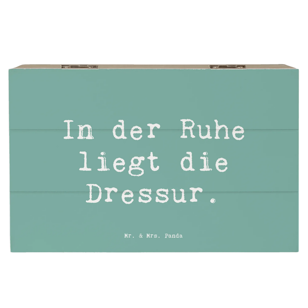 Holzkiste Spruch In der Ruhe liegt die Dressur. Erinnerungsbox, Holzkiste, Geschenkbox, Truhe, Erinnerungskiste, XXL, Aufbewahrungsbox, Schatulle, Schatzkiste, Kiste, Geschenkdose, Dekokiste, Beruf, Ausbildung, Jubiläum, Abschied, Rente, Kollege, Kollegin, Geschenk, Schenken, Arbeitskollege, Mitarbeiter, Firma, Danke, Dankeschön
