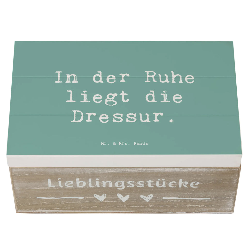 Holzkiste Spruch In der Ruhe liegt die Dressur. Erinnerungsbox, Holzkiste, Geschenkbox, Truhe, Erinnerungskiste, XXL, Aufbewahrungsbox, Schatulle, Schatzkiste, Kiste, Geschenkdose, Dekokiste, Beruf, Ausbildung, Jubiläum, Abschied, Rente, Kollege, Kollegin, Geschenk, Schenken, Arbeitskollege, Mitarbeiter, Firma, Danke, Dankeschön