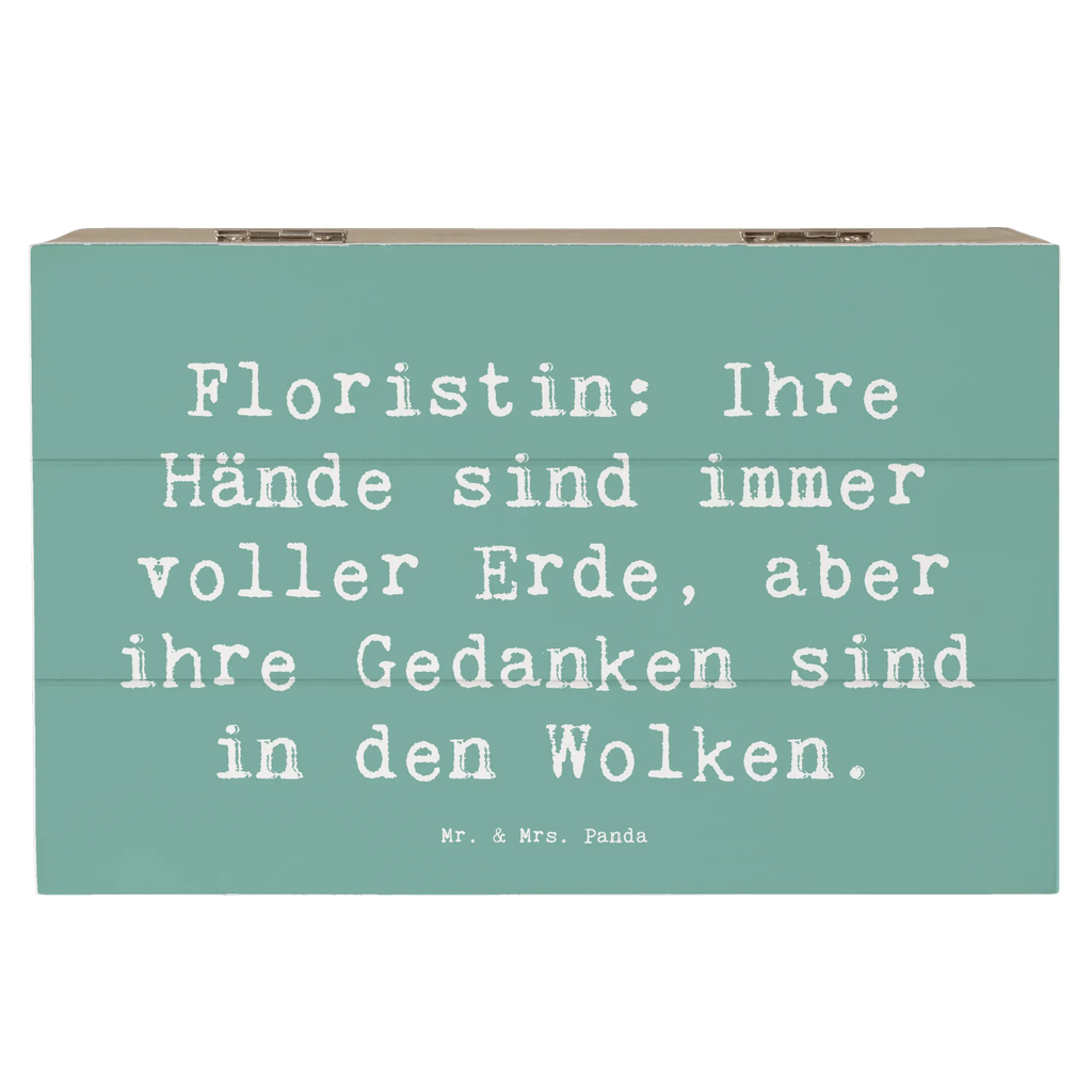 Wooden chest Saying Floristin: Ihre Hände sind immer voller Erde, aber ihre Gedanken sind in den Wolken. Aufbewahrungsbox, Schatzkiste, Dekokiste, Truhe, Schatulle, Erinnerungskiste, Erinnerungsbox, Geschenkbox, XXL, Kiste, Holzkiste, Geschenkdose, Beruf, Ausbildung, Jubiläum, Abschied, Rente, Kollege, Kollegin, Geschenk, Schenken, Arbeitskollege, Mitarbeiter, Firma, Danke, Dankeschön