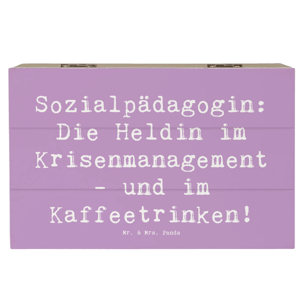 Holzkiste Spruch Sozialpädagogin: Die Heldin im Krisenmanagement - und im Kaffeetrinken! XXL, Kiste, Geschenkdose, Schatzkiste, Dekokiste, Schatulle, Erinnerungsbox, Erinnerungskiste, Aufbewahrungsbox, Geschenkbox, Truhe, Holzkiste, Beruf, Ausbildung, Jubiläum, Abschied, Rente, Kollege, Kollegin, Geschenk, Schenken, Arbeitskollege, Mitarbeiter, Firma, Danke, Dankeschön