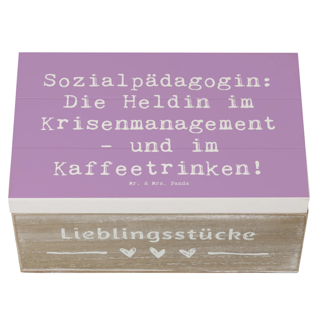 Holzkiste Spruch Sozialpädagogin: Die Heldin im Krisenmanagement - und im Kaffeetrinken! XXL, Kiste, Geschenkdose, Schatzkiste, Dekokiste, Schatulle, Erinnerungsbox, Erinnerungskiste, Aufbewahrungsbox, Geschenkbox, Truhe, Holzkiste, Beruf, Ausbildung, Jubiläum, Abschied, Rente, Kollege, Kollegin, Geschenk, Schenken, Arbeitskollege, Mitarbeiter, Firma, Danke, Dankeschön