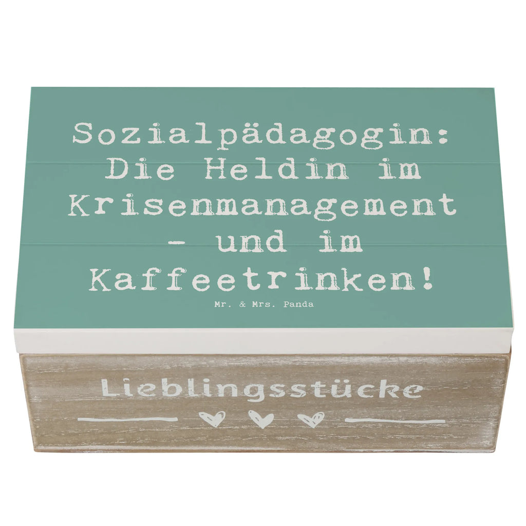 Holzkiste Spruch Sozialpädagogin: Die Heldin im Krisenmanagement - und im Kaffeetrinken! XXL, Kiste, Geschenkdose, Schatzkiste, Dekokiste, Schatulle, Erinnerungsbox, Erinnerungskiste, Aufbewahrungsbox, Geschenkbox, Truhe, Holzkiste, Beruf, Ausbildung, Jubiläum, Abschied, Rente, Kollege, Kollegin, Geschenk, Schenken, Arbeitskollege, Mitarbeiter, Firma, Danke, Dankeschön