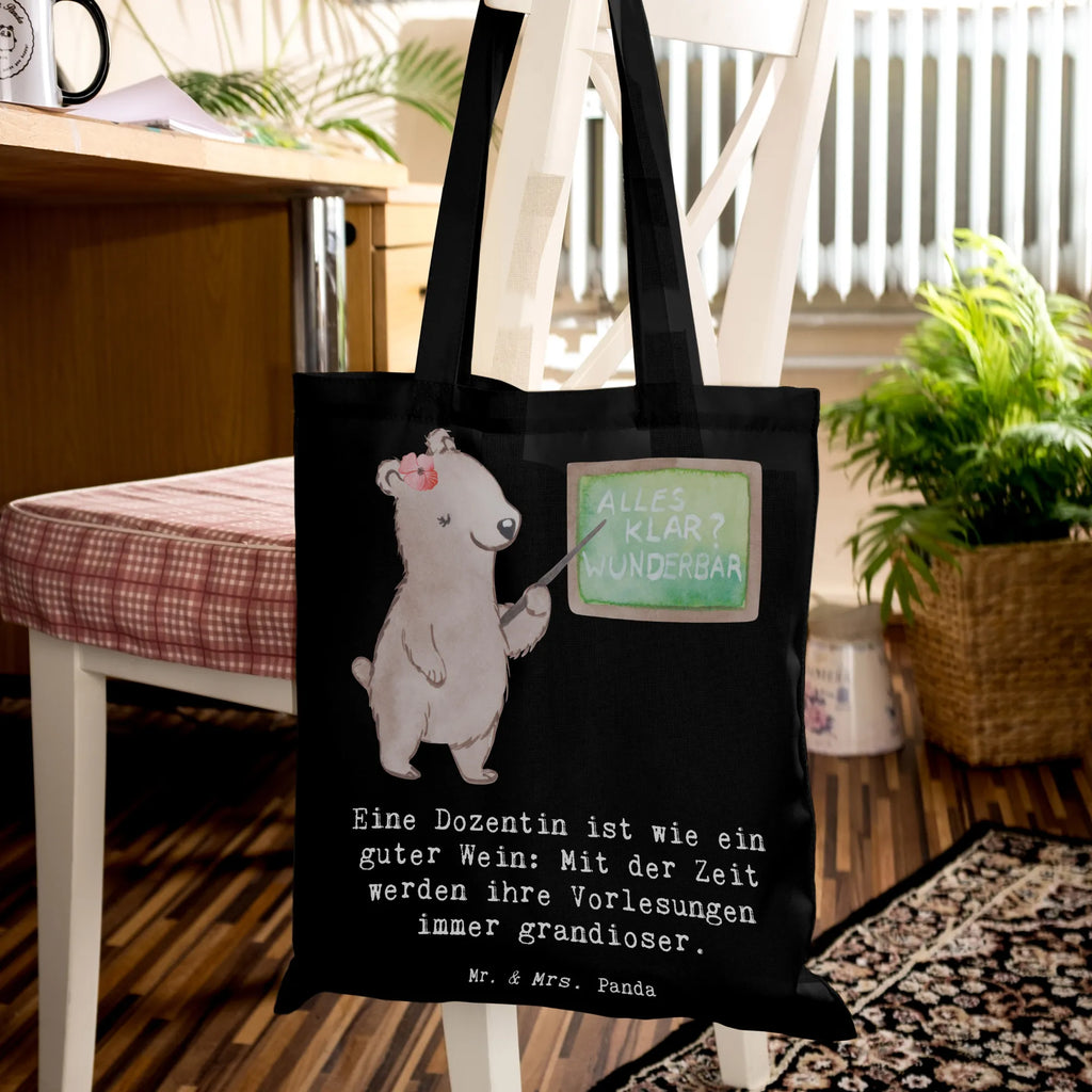 Tragetasche Eine Dozentin ist wie ein guter Wein: Mit der Zeit werden ihre Vorlesungen immer grandioser. Badetasche, Shopper, Tragetasche, Laptoptasche, Umhängetasche, Jutebeutel, Einkaufstasche, Beutel, Strandtasche, Einkaufstüte, Beuteltasche, Tasche, Stofftasche, Jutetasche, Schultertasche, Stoffbeutel, Beruf, Ausbildung, Jubiläum, Abschied, Rente, Kollege, Kollegin, Geschenk, Schenken, Arbeitskollege, Mitarbeiter, Firma, Danke, Dankeschön