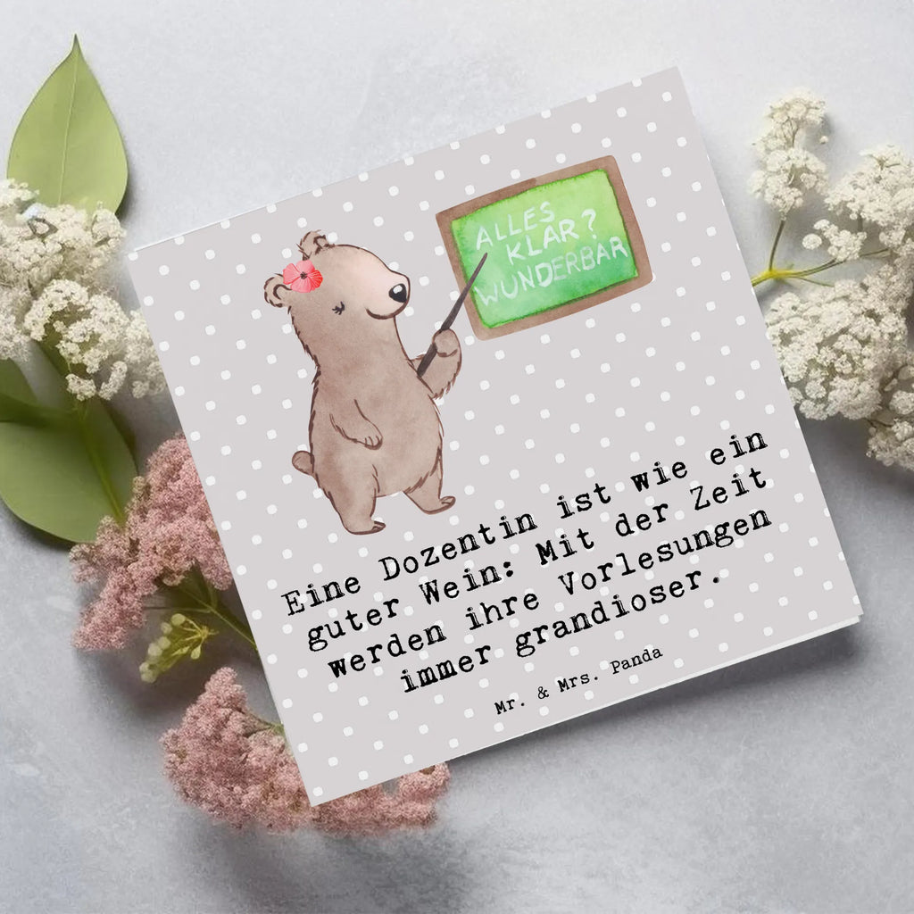 Deluxe Card Eine Dozentin ist wie ein guter Wein: Mit der Zeit werden ihre Vorlesungen immer grandioser. Karte, Glückwunschkarte, Einladungskarte, Grußkarte, Hochzeitskarte, Hochwertige Klappkarte, Hochwertige Grußkarte, Klappkarte, Geburtstagskarte, Beruf, Ausbildung, Jubiläum, Abschied, Rente, Kollege, Kollegin, Geschenk, Schenken, Arbeitskollege, Mitarbeiter, Firma, Danke, Dankeschön