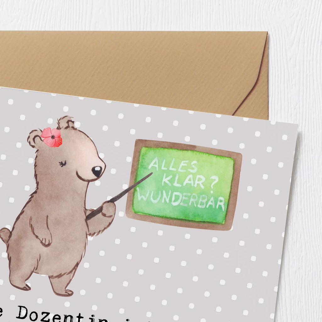 Deluxe Card Eine Dozentin ist wie ein guter Wein: Mit der Zeit werden ihre Vorlesungen immer grandioser. Karte, Glückwunschkarte, Einladungskarte, Grußkarte, Hochzeitskarte, Hochwertige Klappkarte, Hochwertige Grußkarte, Klappkarte, Geburtstagskarte, Beruf, Ausbildung, Jubiläum, Abschied, Rente, Kollege, Kollegin, Geschenk, Schenken, Arbeitskollege, Mitarbeiter, Firma, Danke, Dankeschön