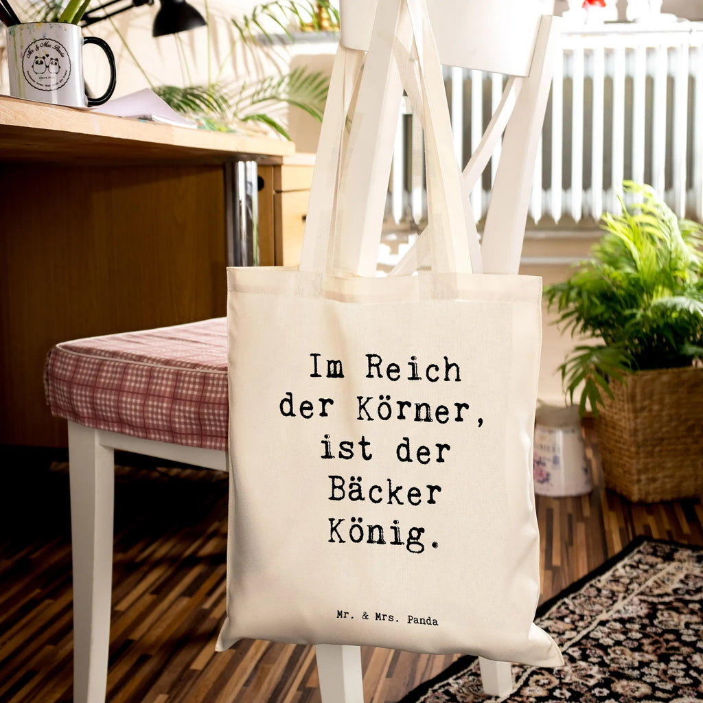 Tote bag Saying Im Reich der Körner, ist der Bäcker König. Beuteltasche, Beutel, Einkaufstasche, Jutebeutel, Stoffbeutel, Tasche, Shopper, Umhängetasche, Strandtasche, Schultertasche, Stofftasche, Tragetasche, Badetasche, Jutetasche, Einkaufstüte, Laptoptasche, Beruf, Ausbildung, Jubiläum, Abschied, Rente, Kollege, Kollegin, Geschenk, Schenken, Arbeitskollege, Mitarbeiter, Firma, Danke, Dankeschön