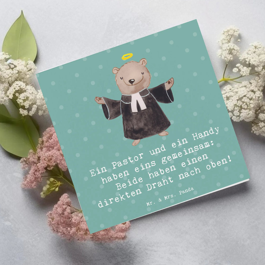 Deluxe Card Ein Pastor und ein Handy haben eins gemeinsam: Beide haben einen direkten Draht nach oben! Grußkarte, Karte, Einladungskarte, Klappkarte, Hochwertige Klappkarte, Glückwunschkarte, Hochzeitskarte, Hochwertige Grußkarte, Geburtstagskarte, Beruf, Ausbildung, Jubiläum, Abschied, Rente, Kollege, Kollegin, Geschenk, Schenken, Arbeitskollege, Mitarbeiter, Firma, Danke, Dankeschön