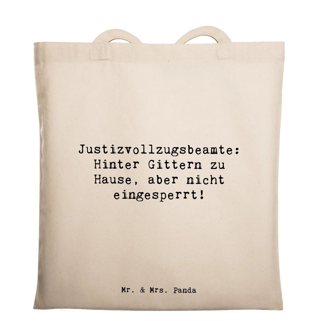 Tragetasche Spruch Justizvollzugsbeamte: Hinter Gittern zu Hause, aber nicht eingesperrt! Jutetasche, Tasche, Tragetasche, Laptoptasche, Einkaufstüte, Stofftasche, Beutel, Umhängetasche, Einkaufstasche, Schultertasche, Badetasche, Beuteltasche, Strandtasche, Jutebeutel, Shopper, Stoffbeutel, Beruf, Ausbildung, Jubiläum, Abschied, Rente, Kollege, Kollegin, Geschenk, Schenken, Arbeitskollege, Mitarbeiter, Firma, Danke, Dankeschön