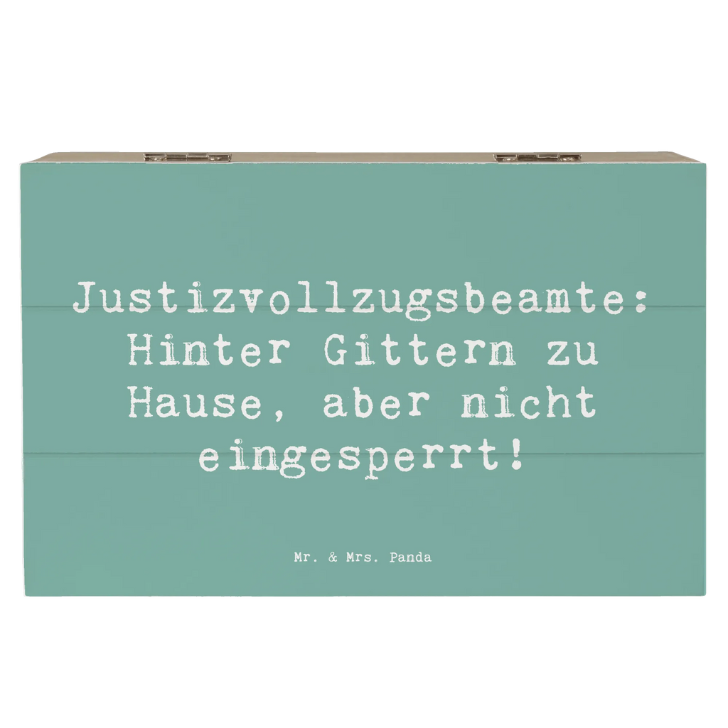 Wooden chest Saying Justizvollzugsbeamte: Hinter Gittern zu Hause, aber nicht eingesperrt! Truhe, Kiste, XXL, Holzkiste, Geschenkdose, Geschenkbox, Erinnerungsbox, Aufbewahrungsbox, Schatulle, Dekokiste, Erinnerungskiste, Schatzkiste, Beruf, Ausbildung, Jubiläum, Abschied, Rente, Kollege, Kollegin, Geschenk, Schenken, Arbeitskollege, Mitarbeiter, Firma, Danke, Dankeschön